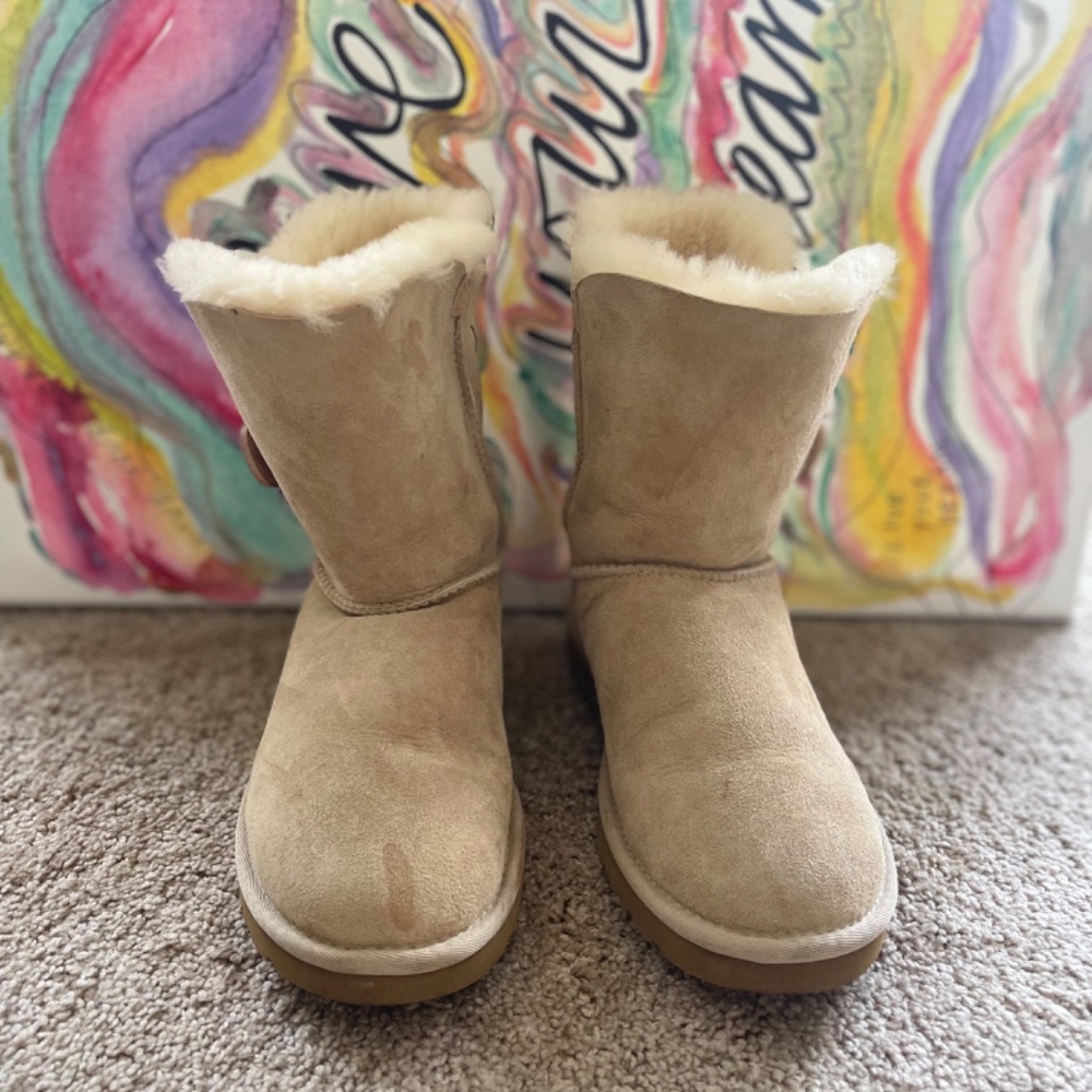 UGGS - Picture 2 of 4